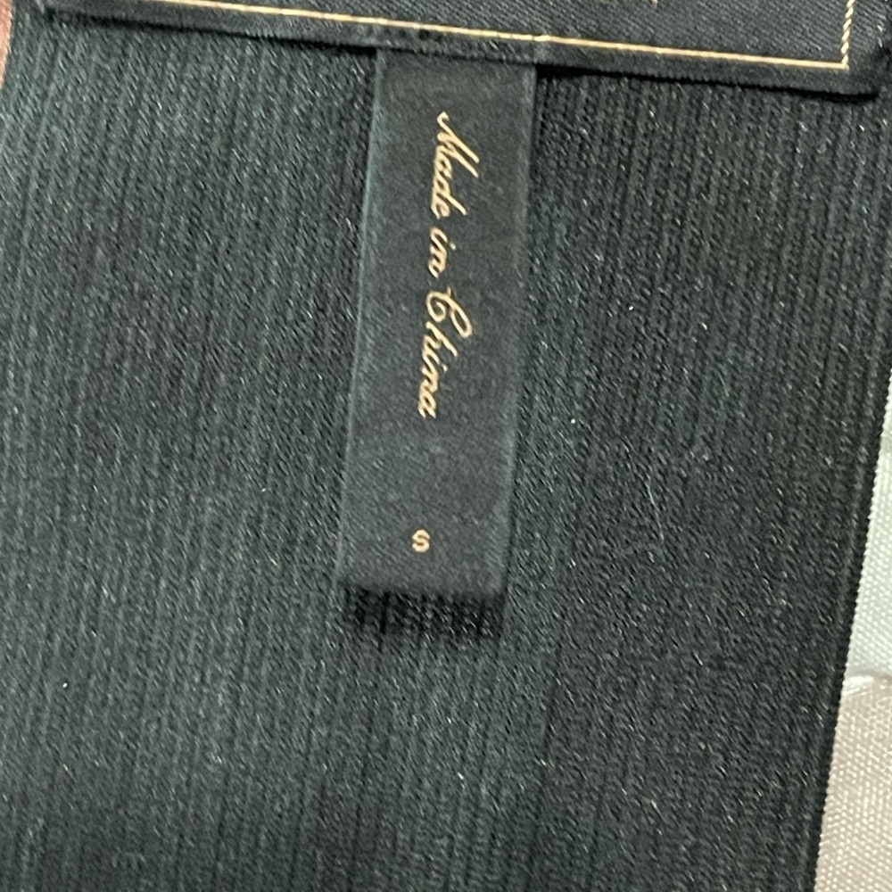 BCBGMaxAzria Elastic Black and Gold Floral Belt - Picture 5 of 5